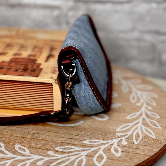 Dooney & Bourke Genuine darling wristlet,cotton denim, genuine leather trim😘 - Picture 5 of 9